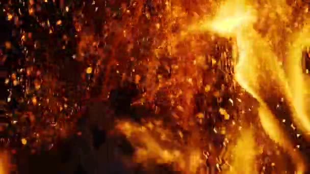 火的火花在黑暗中移动黑色背景来自明亮的燃烧温暖 — 图库视频影像