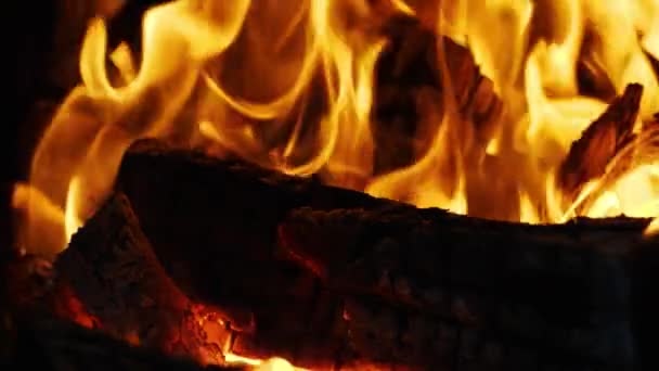 Vuur vonken verplaatsen op donker op zwarte achtergrond vandaan helder branden warm — Stockvideo