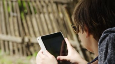 Kadın sokakta tablet kullanmak