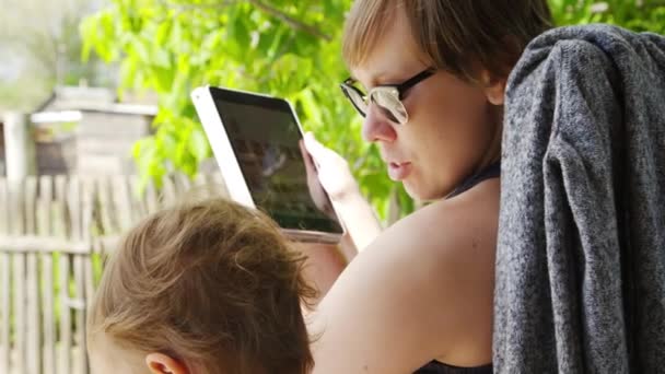 Frau benutzt Tablet auf der Straße — Stockvideo