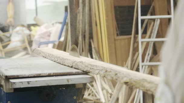 Homem sênior serrar madeira na máquina com uma serra circular — Vídeo de Stock