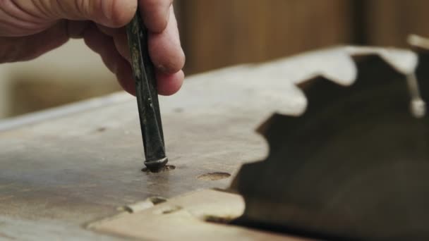 Uomo anziano allestisce attrezzature per la lavorazione del legno — Video Stock