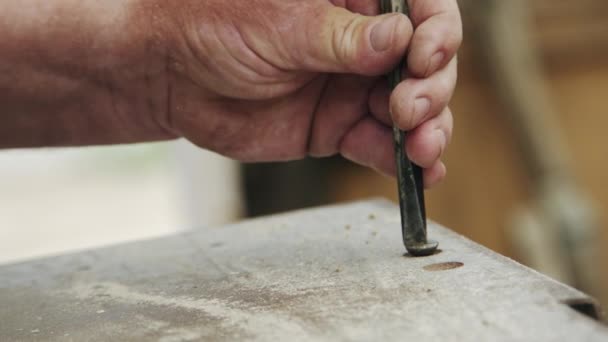 Senior man sets up woodworking equipment — Stock Video