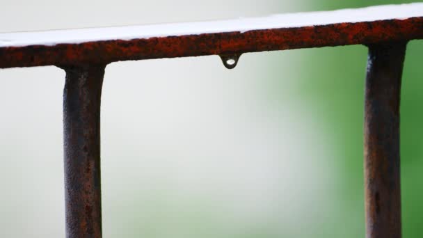 从铁栏杆缓缓滴下的水滴 — 图库视频影像