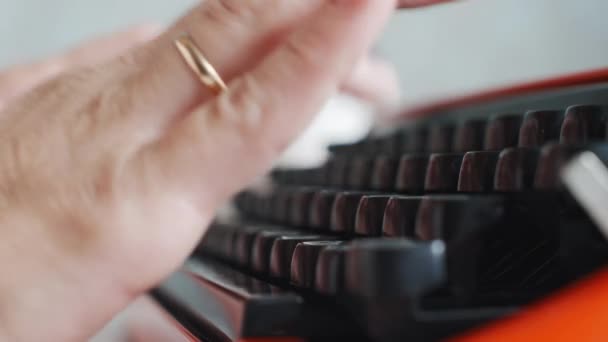 Mulher mão digitando na máquina de escrever vintage vermelho — Vídeo de Stock