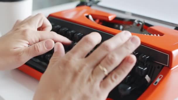 Mulher mão digitando na máquina de escrever vintage vermelho — Vídeo de Stock