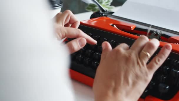 Mujer mecanografía de la mano en rojo máquina de escribir vintage — Vídeos de Stock