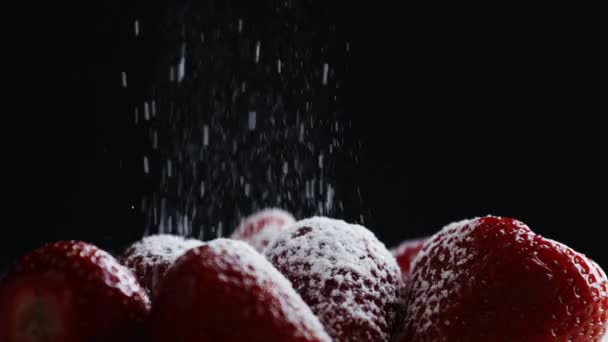 Baker sprinkle with powdered sugar strawberries — Stock Video