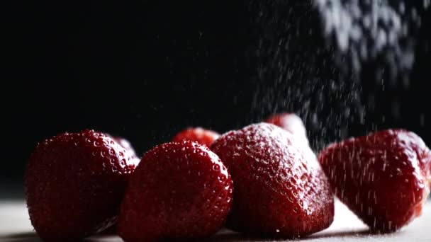 Aspersión de panadero con fresas de azúcar en polvo — Vídeo de stock