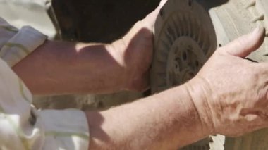 Komuta sizde eski bir araba tamiri yapan