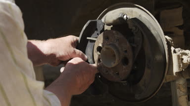 Komuta sizde bahçedeki eski bir araba tamiri yapan