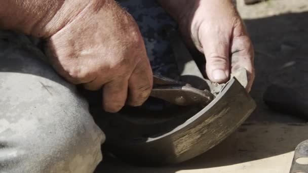 Старший мужчина занимался ремонтом старого автомобиля — стоковое видео