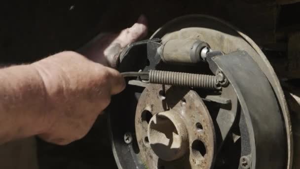 Senior man engaged in the repair of an old car — Stock Video
