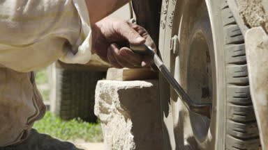 Komuta sizde eski bir araba tamiri yapan