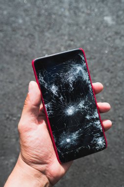 Kırık smartphone tutan kişi