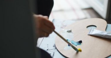 Kadın sanatçı ev Studio tuval üzerine resim çizer