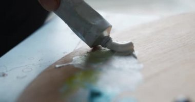 Kadın sanatçı ev Studio tuval üzerine resim çizer