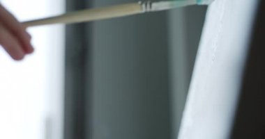 Kadın sanatçı ev Studio tuval üzerine resim çizer