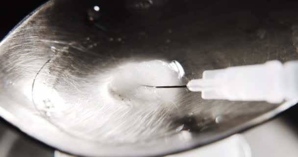 Napełnianie strzykawki z heroiną — Wideo stockowe