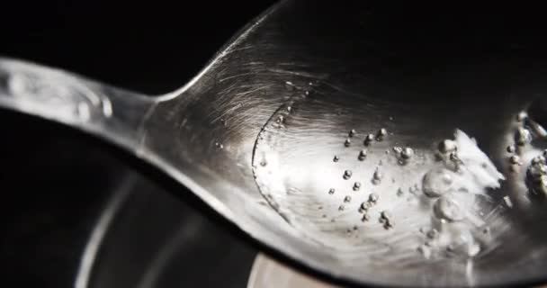 Cocinar heroína en cuchara — Vídeos de Stock