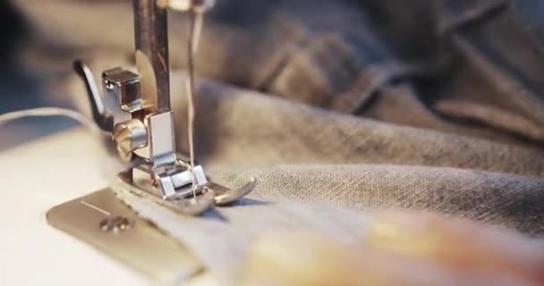 Oude naaimachine — Stockvideo