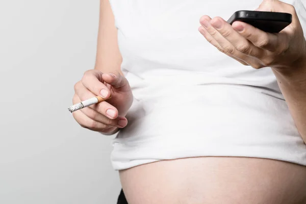 Schwangere raucht Zigarette. — Stockfoto