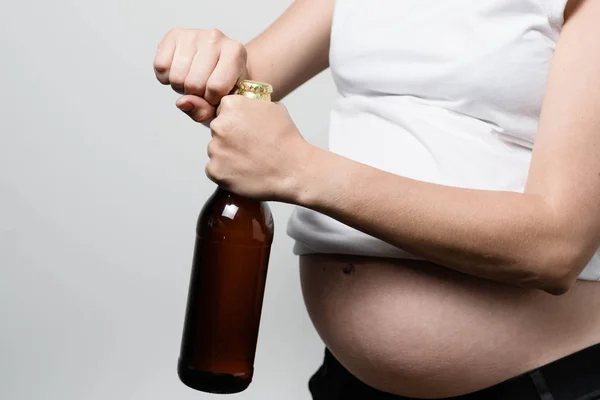 Schwangere mit Bierflasche lizenzfreie Stockbilder