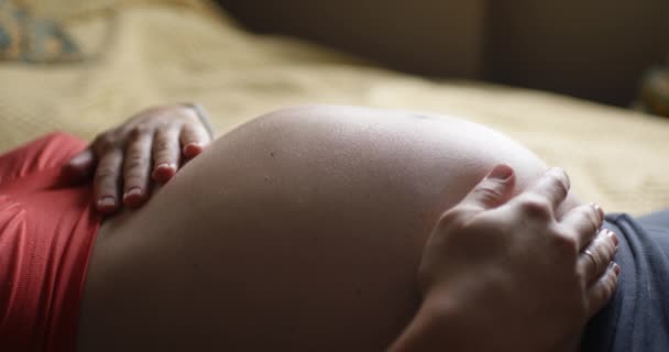 Dítě se pohybuje uvnitř Těhotná maminka — Stock video