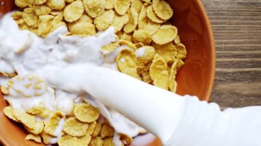 Şişe süt yavaş pul kase dökme