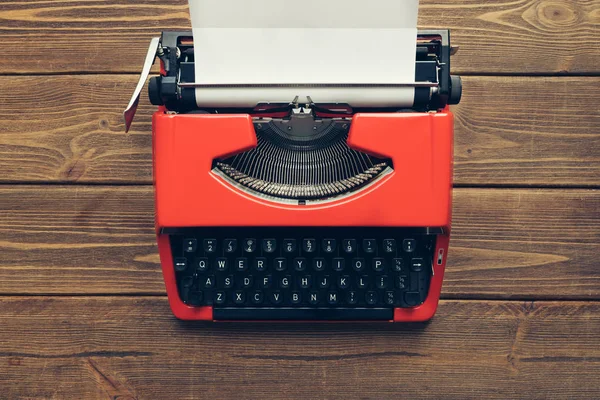 Vintage machine à écrire sur fond en bois — Photo