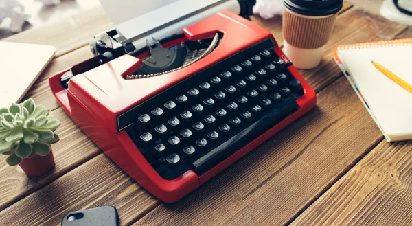 Máquina de escribir vintage sobre fondo de madera —  Fotos de Stock
