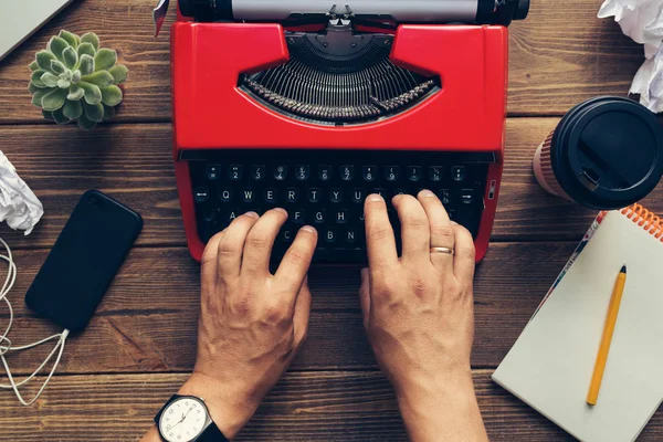 Draufsicht des Menschen mit Schreibmaschine Stockfoto