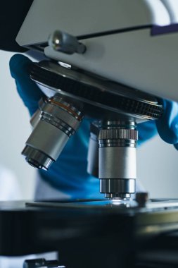 Mikroskop yakın çekim laboratuvarda vurdu