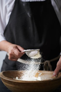 Erkek kaseye eleme un eller.