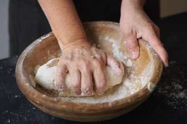 Baker yoğurma hamur eller