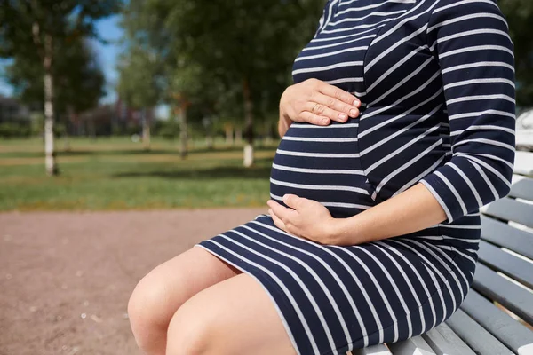 Schwangere im gestreiften Kleid — Stockfoto