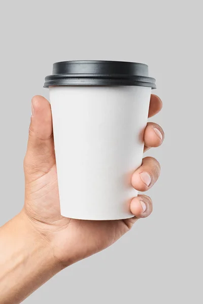 Mens el Beyaz kağıt boyutu Kupası siyah kapaklı orta tutarak mockup