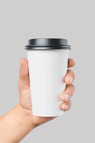 Mockup de la main des hommes tenant une tasse de grande taille en papier blanc avec couvercle noir — Photo