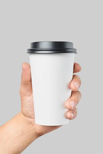 Mens el Beyaz kağıt büyük boy bardak siyah kapaklı tutarak mockup