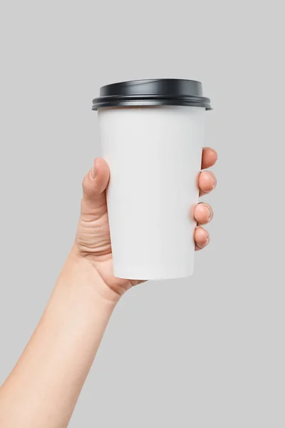 Kadın el Beyaz kağıt büyük boy bardak siyah kapaklı tutarak mockup