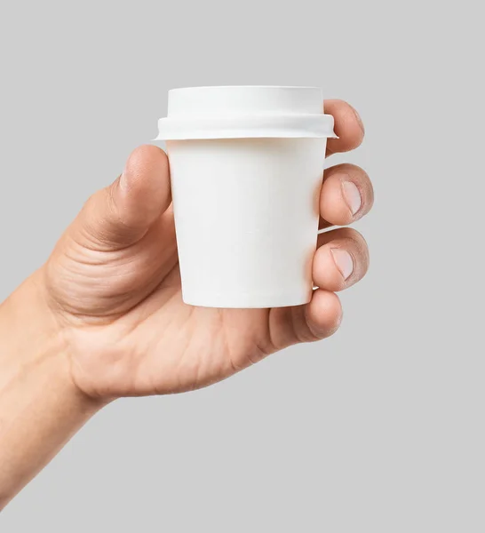 Attrappe einer Herrenhand mit weißem Papier-Espressotasse mit weißem Deckel — Stockfoto