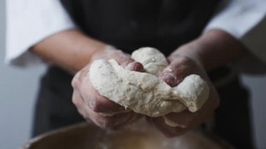 Baker yoğurma hamur eller