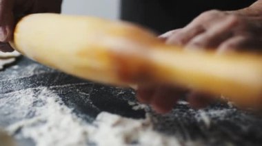 Hamur eller tarafından haddeleme kadın