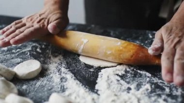 Hamur eller tarafından haddeleme kadın