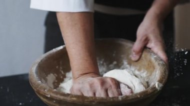 Baker yoğurma hamur eller