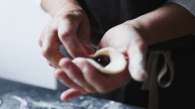 Kadın aşçı el ile kiraz ile dolma köfte sculpts