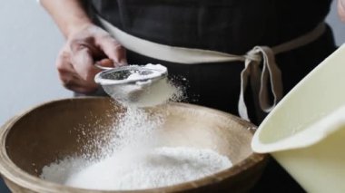 Erkek eleme un kase tarafından eller.