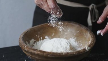 Erkek eleme un kase tarafından eller.