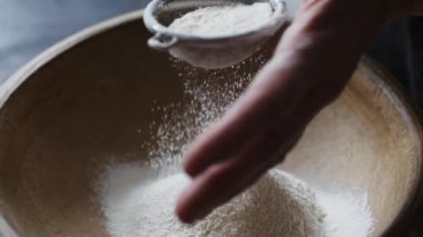 Erkek eleme un kase tarafından eller.