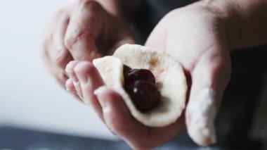 Kadın aşçı el ile kiraz ile dolma köfte sculpts